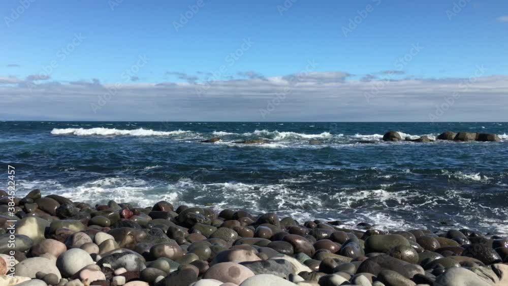 大きな砂利の海岸と波 大きな砂利の海岸と波