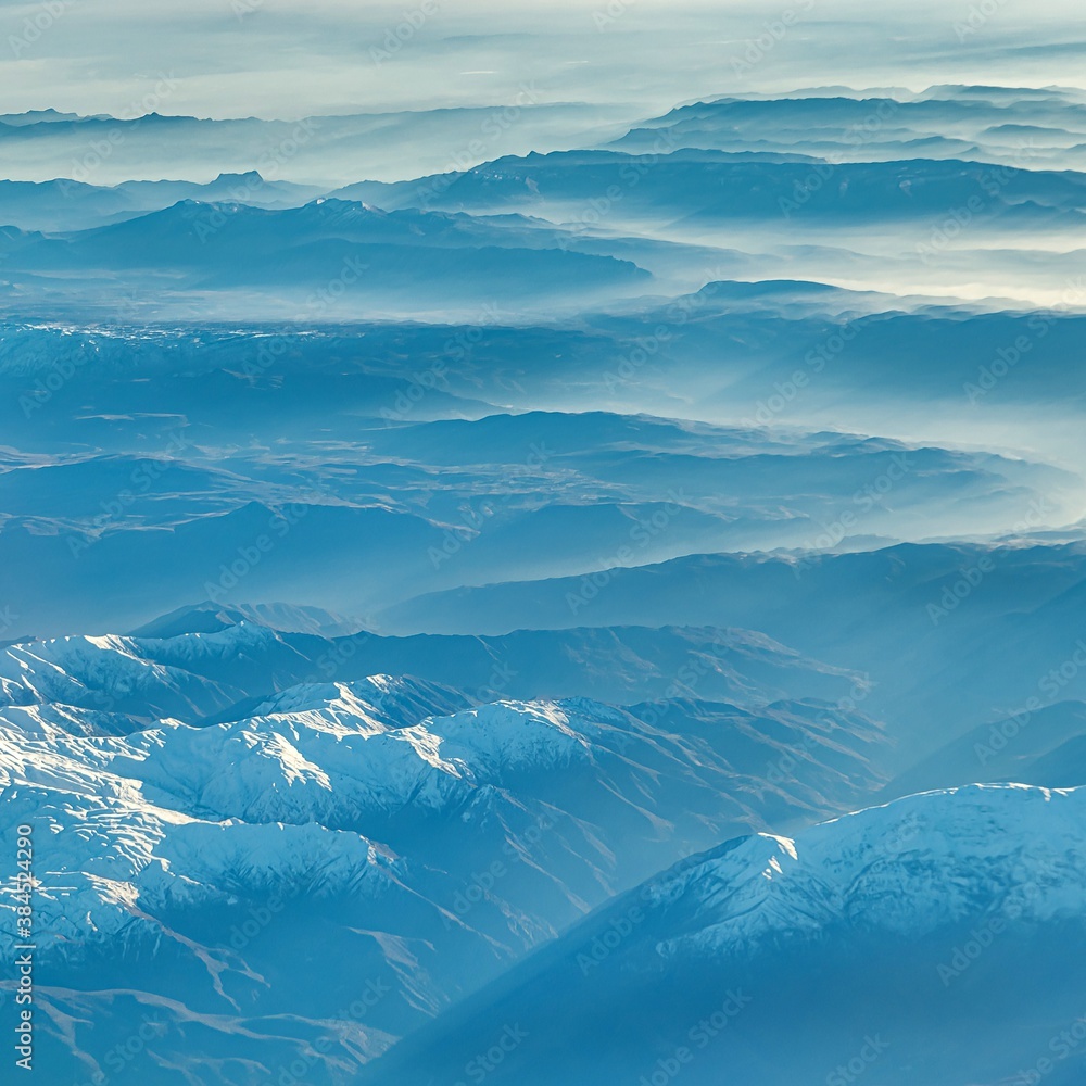 Berggipfel von oben im Dunst blau Berggipfel von oben im Dunst blau