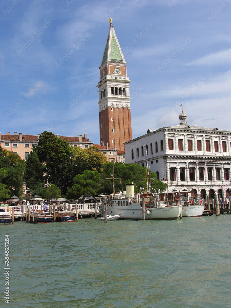 Der Markusturm in Venedig ist das höchste Gebäud der Stadt. Venedeig, Italien, Europa  --  The St. Mark's Tower in Venice is the tallest building in the city. Venice, Italy, Europe