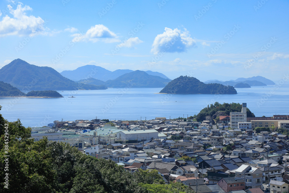 Fototapeta premium 竹原市忠海町の国立公園黒滝山登山口から見た瀬戸内海のしまなみ