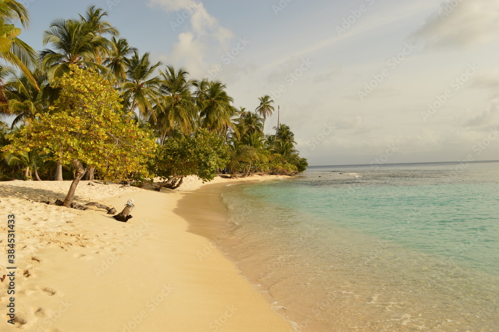 Sailing around the paradise islands and beaches of San Blas (Kuna Yala) in the Caribbean, Panama