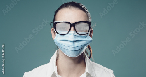 Cuadro en lienzo Woman wearing a surgical mask and fogged up glasses