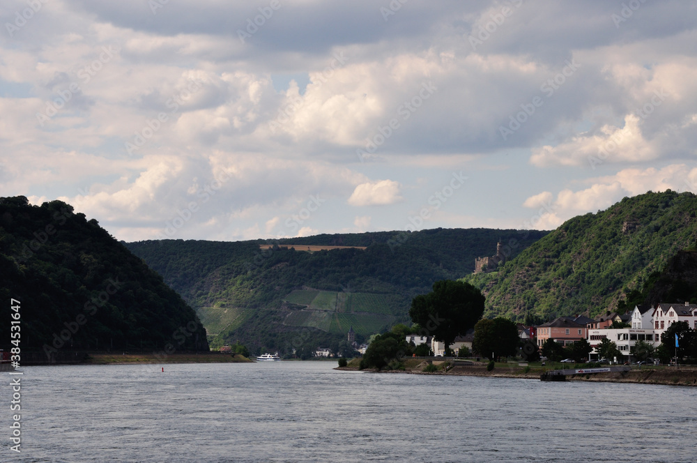 romatisches Rheinufer bei Sankt Goar - romantic banks of the Rhine near Sankt Goar