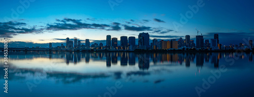 梅田ビル街の日の出前