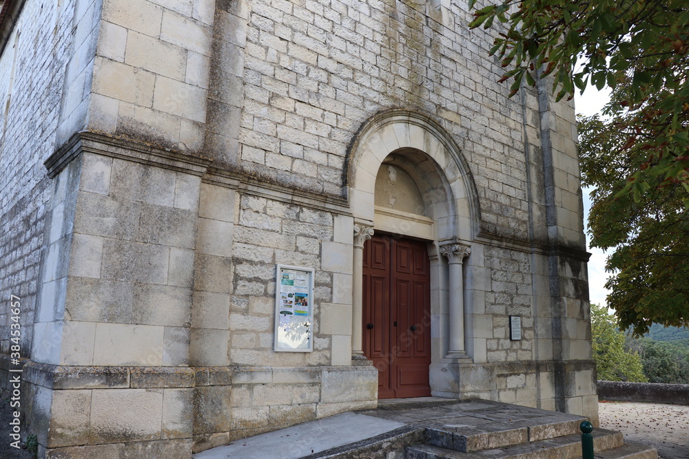 Fototapeta premium L'église catholique Saint Bonnet à Puygiron vue de l'extérieur, ville de Puygiron, département de la Drôme, France