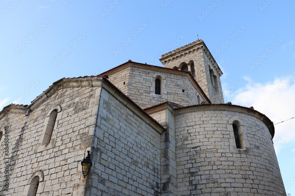 L'église catholique Saint Bonnet à Puygiron vue de l'extérieur, ville de Puygiron, département de la Drôme, France