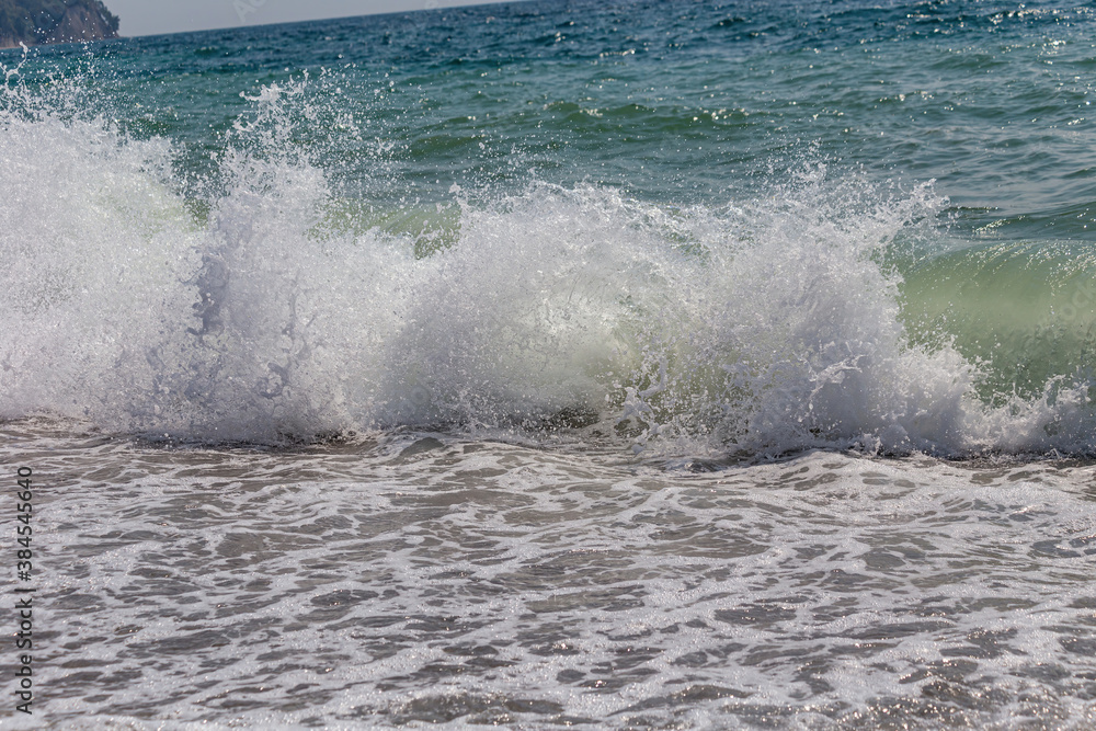 Naklejka premium waves on the sea