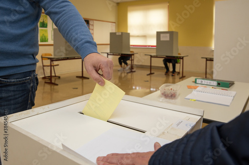 Stimmzettel in Wahlurne