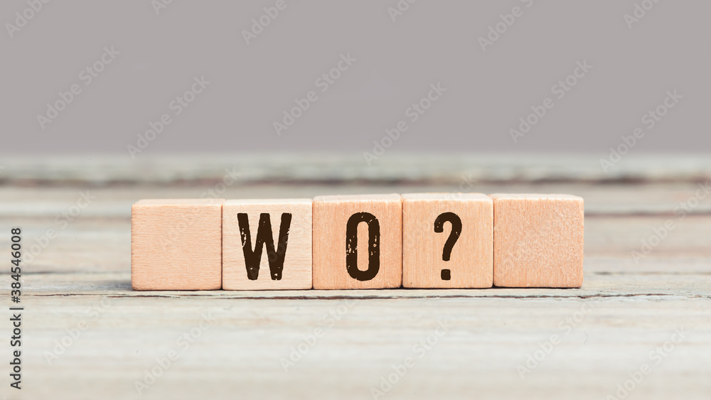 Wo Frage, Würfel mit Buchstaben in deutscher Sprache auf Tisch