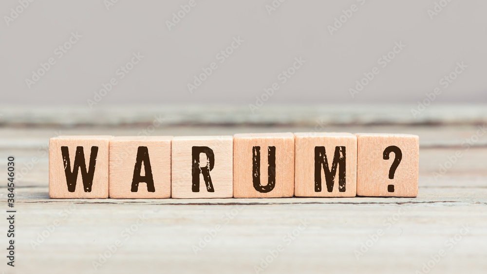 Warum Frage, Würfel mit Buchstaben in deutscher Sprache auf Tisch