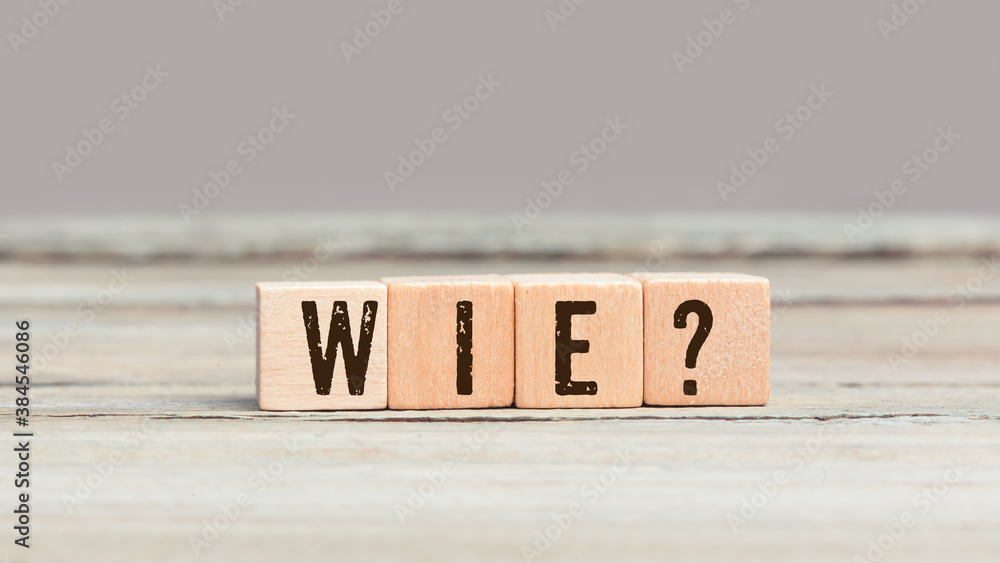 Wie Frage, Würfel mit Buchstaben in deutscher Sprache auf Tisch
 - obrazy, fototapety, plakaty 