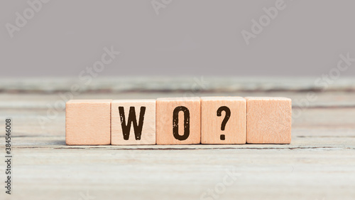 Obraz na płótnie Wo Frage, Würfel mit Buchstaben in deutscher Sprache auf Tisch
w salonie