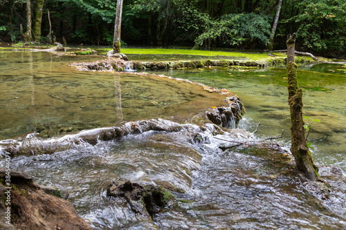 Bassins créés par des barrages naturels de tuf appelés gours, en amont de la cascade des Tufs, une chute d'eau de la Cuisance, dans la commune des Planches-près-Arbois dans le Jura photo