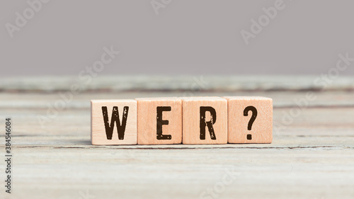 Obraz na płótnie Wer Frage, Würfel mit Buchstaben in deutscher Sprache auf Tisch
, Grammatik Fall im Unterricht in Schule w salonie