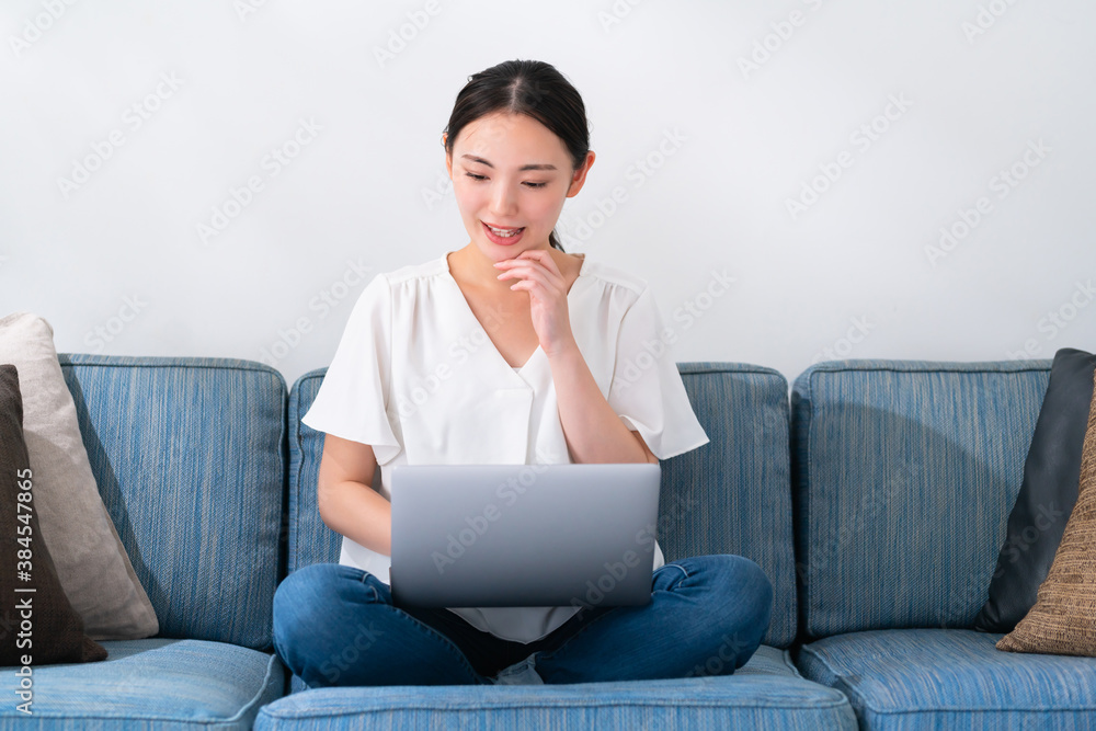 Naklejka premium 女性 パソコン