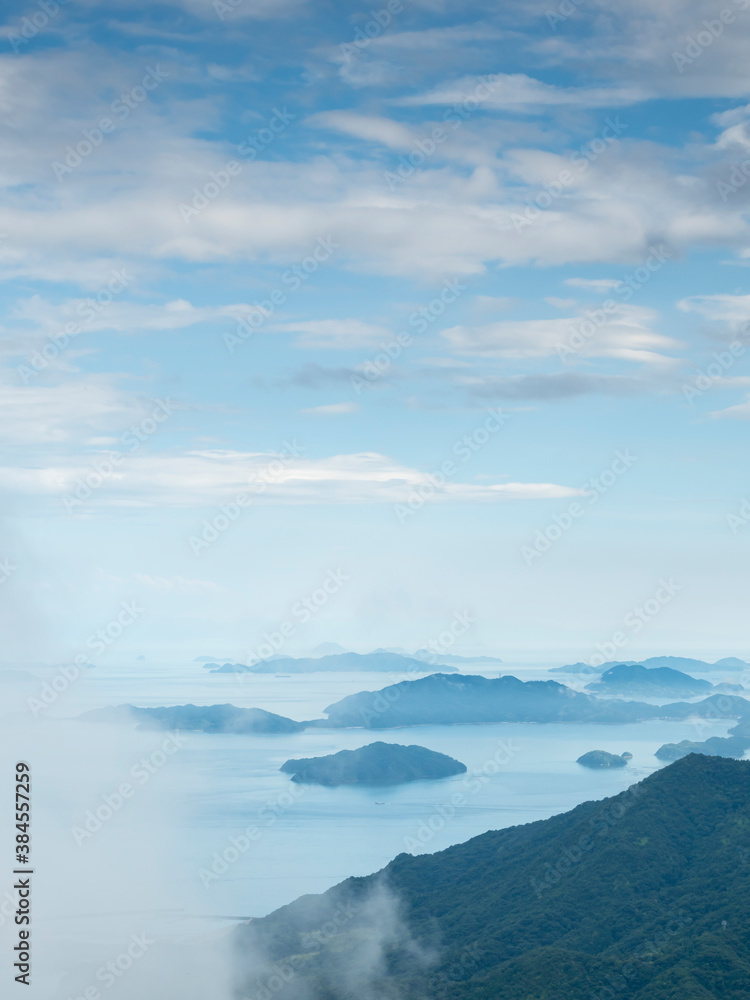 Fototapeta premium 呉市 灰ケ峰から見える霧に霞む瀬戸内の多島美