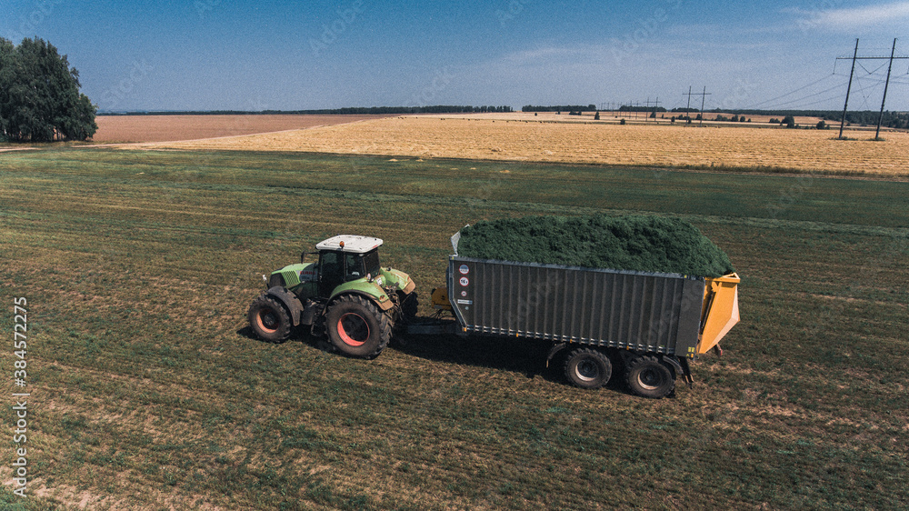 Obraz premium Tractor and semi-trailer in the field
