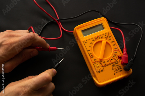 Measuring the current in the socket, extension cable using multimeter