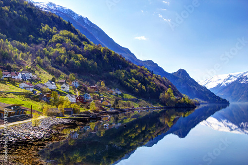 Fjordlandschaft im Fr  hling in Norwegen 