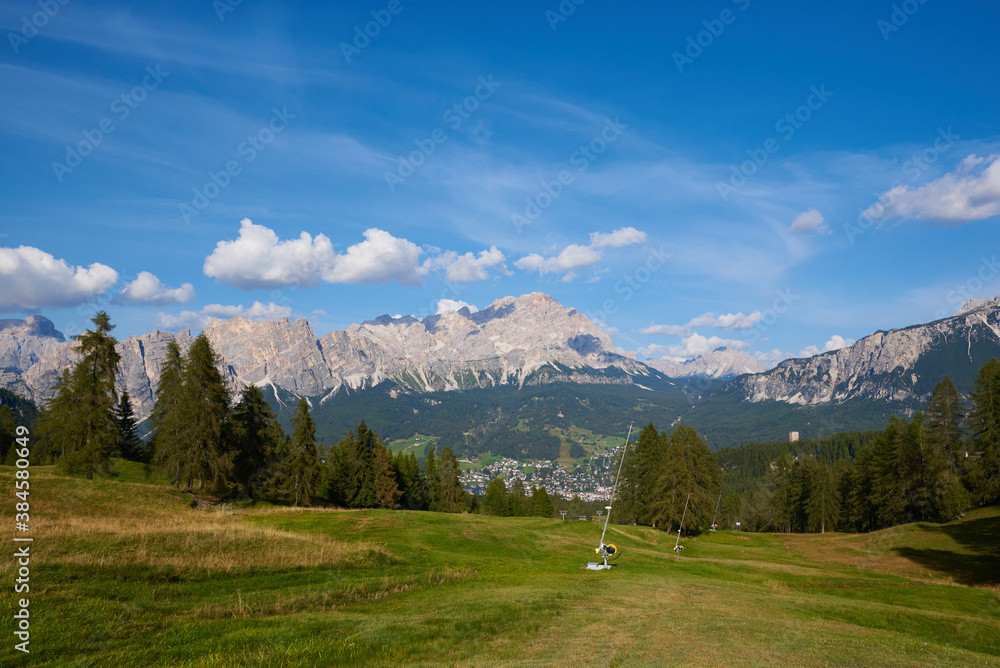 Blick auf Cortina d'Ampezzo mit den Dolomiten