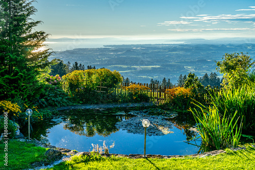 grandioser weiter Blick über den Bodensee mit spätsommerlichem Garten, Vorarlbberg, Pfänderrücken, Blick auf den Bodensee mit Bauerngarten am Berghof Stadler