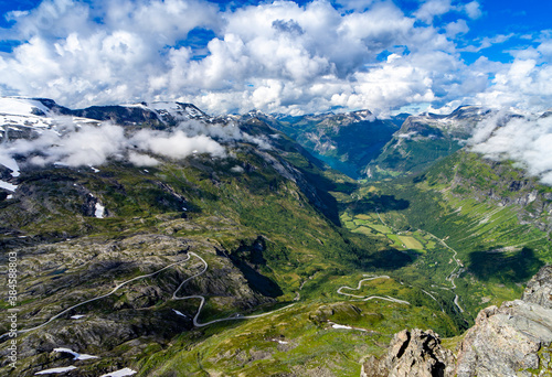 Urlaub in Süd-Norwegen: Panoramablick vom Aussichtspunkt Dalsnibba ins Tal zum schönen Geiranger Fjord runter