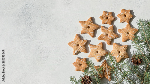Valokuva Christmas homemade shortbread cookies in the shape of a star of different sizes, on a white worn background