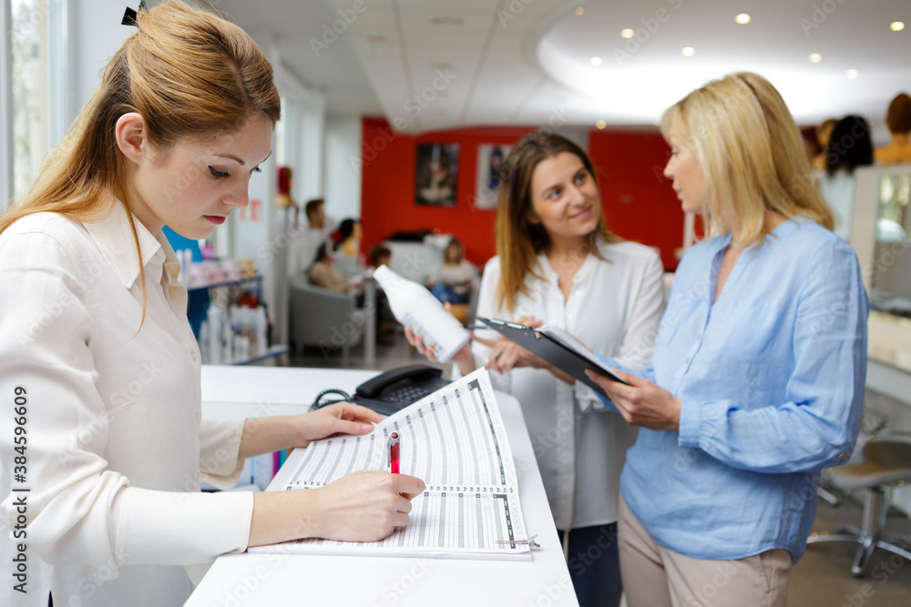 Obraz premium female receptionist working in beauty salon