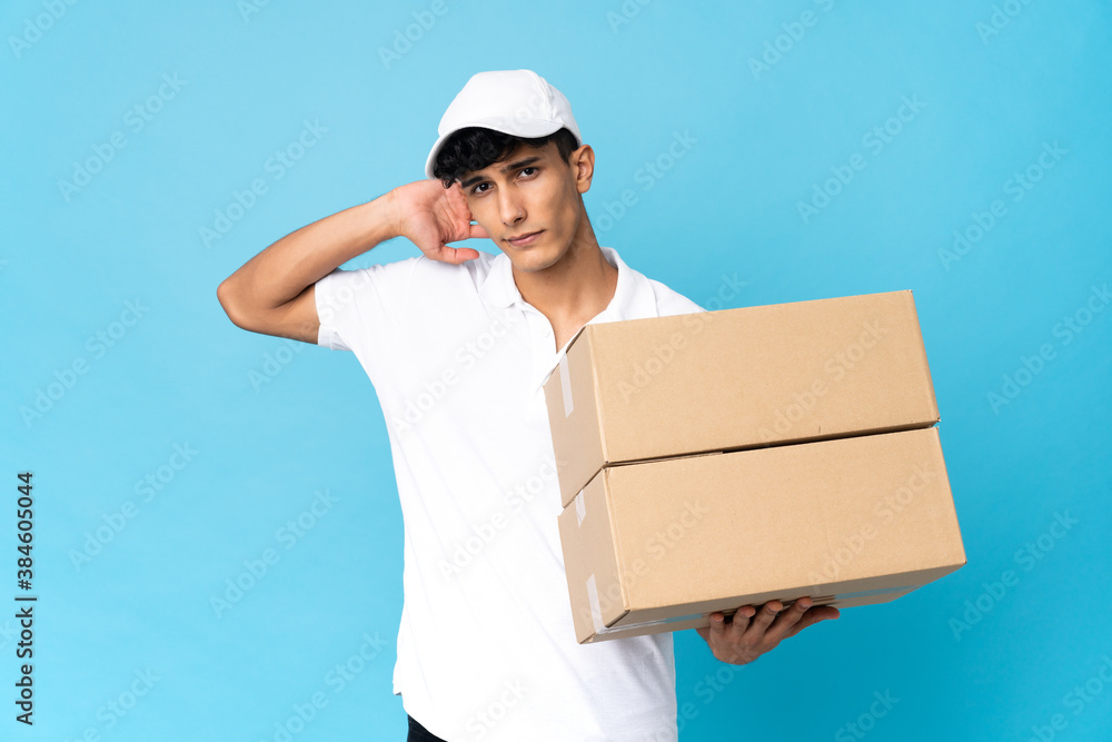 Delivery Argentinian man isolated on blue background having doubts