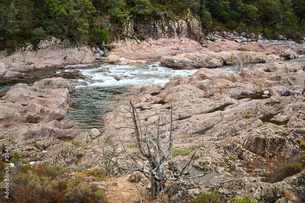 Le Fango (Fangu en corse) est un petit fleuve côtier français de l'île de Corse. Le Fango (Fangu en corse) est un petit fleuve côtier français de l'île de Corse.