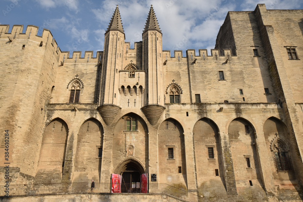 Façade du palais des Papes d'Avignon, France