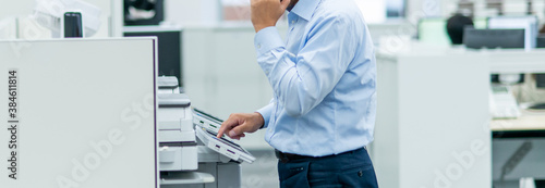 Tableau sur toile オフィスワークの風景　複合機の操作をするビジネスマン　