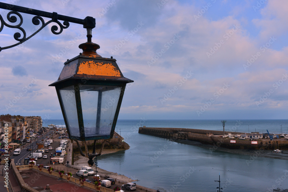 Le port du Tréport (76470) sous la lanterne, Seine-Maritime en Normandie, France