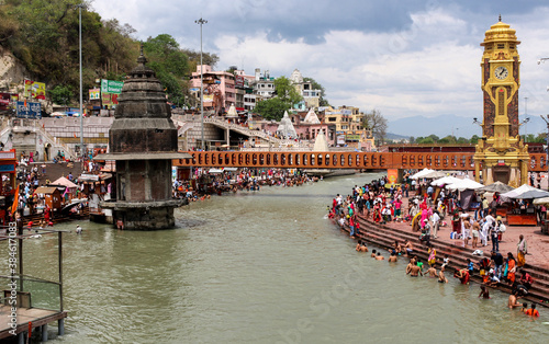 Obraz na plátně A scene of people near the holy river Ganga at Har Ki Pauri Ghat, Haridwar
