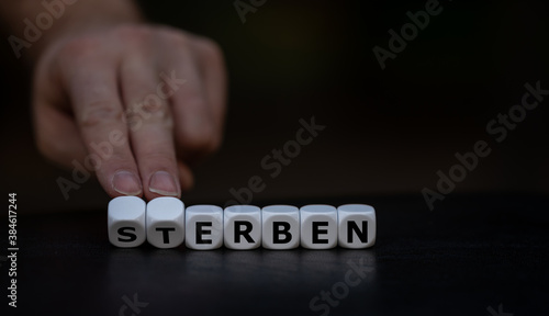 Wallpaper Mural Hand dreht Würfel und ändert das Wort "Sterben" in "Erben".	 Torontodigital.ca