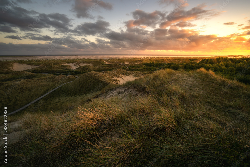 Fototapeta premium Sonnenuntergang über den Dünen von der Insel Amrum