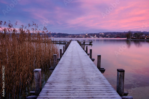 Wallpaper Mural Sonnenaufgang am Starnberger See in Starnberg/Percha mit Bootshütten im verschneiten Winter Torontodigital.ca