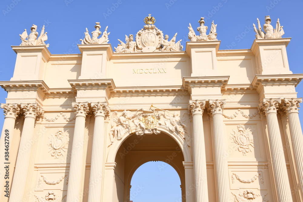 Obraz premium Als Zeichen des Sieges nach dem siebenjährigen Krieg wurde im römischen Stil das Brandenburger Tor in Potsdam errichtet. 