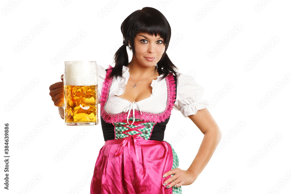 Frau hält Bierglas hoch