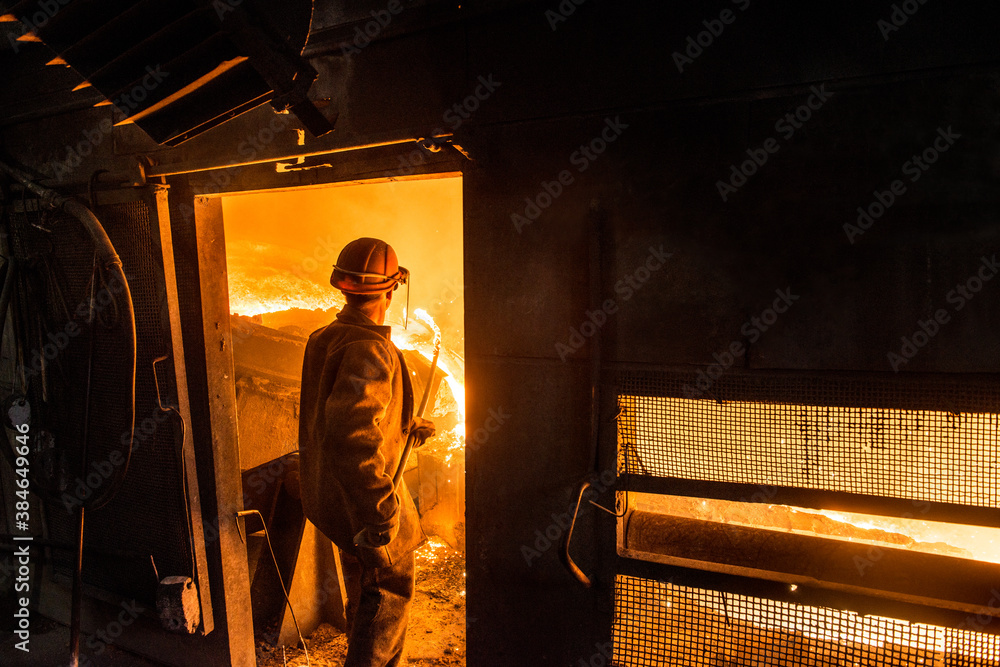 Foto de Steelworker when pouring liquid metal from tanks in the molds