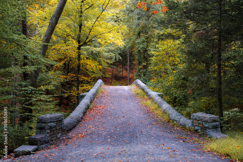Fotografía Stone Bridge path in Rockefeller State Park passing over the Pocantico River