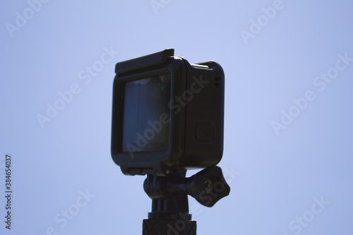 Câmera de vídeo utilizada para fotografar esportes e aventuras com fundo azul