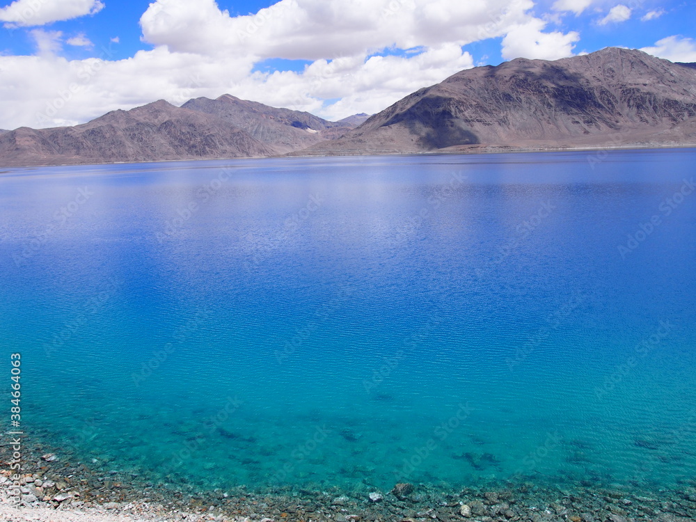 Obraz premium Beautiful lake and magnificent blue skies and mountains, Pangong tso (Lake), Durbuk, Leh, Ladakh, Jammu and Kashmir, India