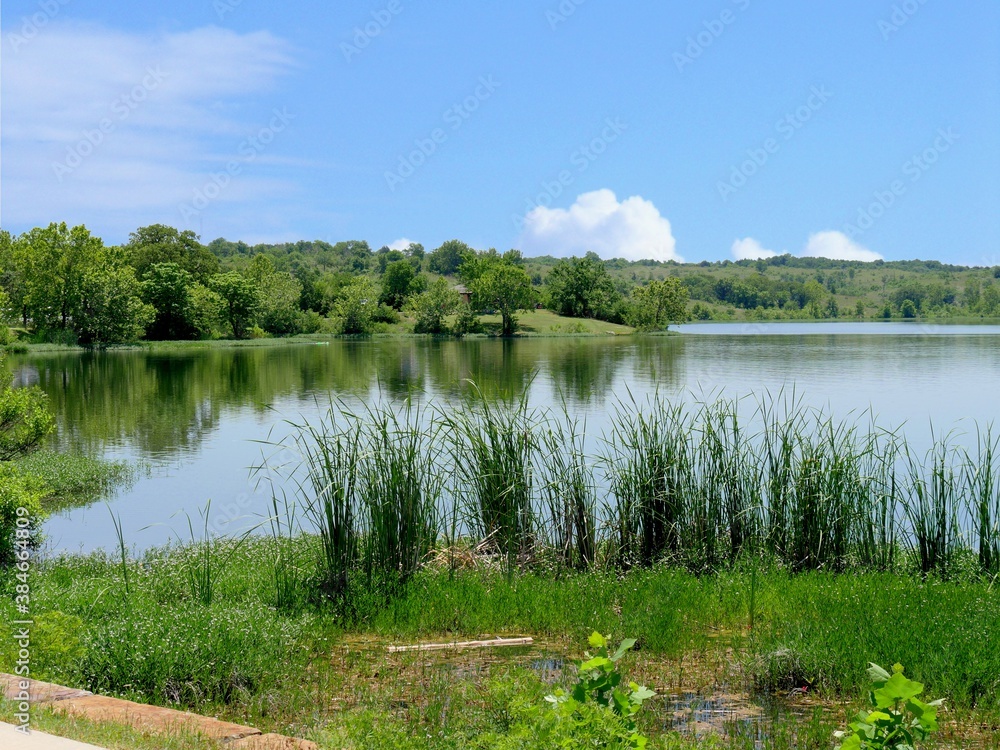 Obraz premium Scenic view of Lake Veteran on a beautiful day at Sulphur, Oklahoma