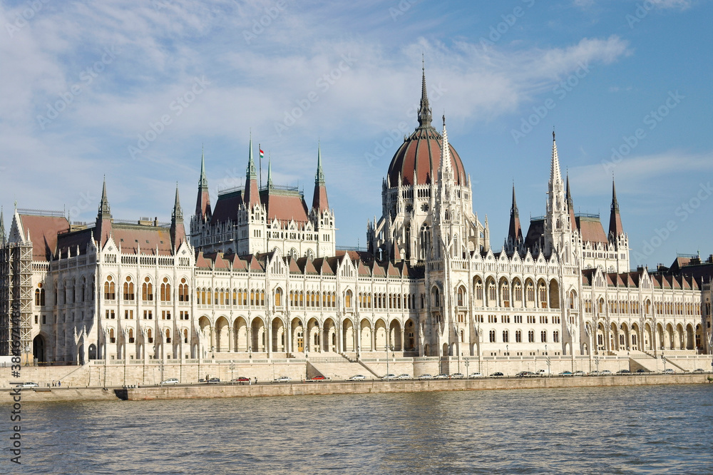 Fototapeta premium Hungarian Parliament Building on the Danube river, Budapest, Hungary