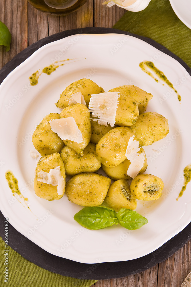 Potato gnocchi stuffed with pesto sauce.