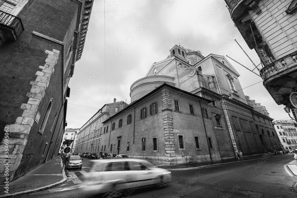 Fototapeta premium ROME, ITALY - JUNE 2014: Traffic along city streets on a summer day
