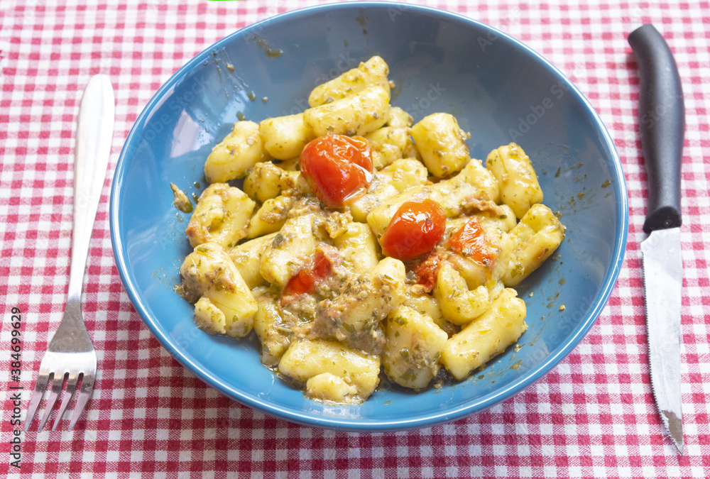 gnocchi with pesto and tomatoes