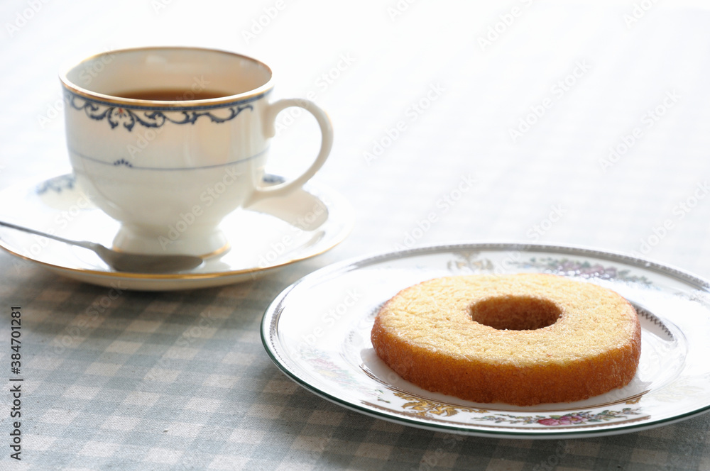 テーブルの上のバームクーヘンとコーヒー テーブルの上のバームクーヘンとコーヒー
