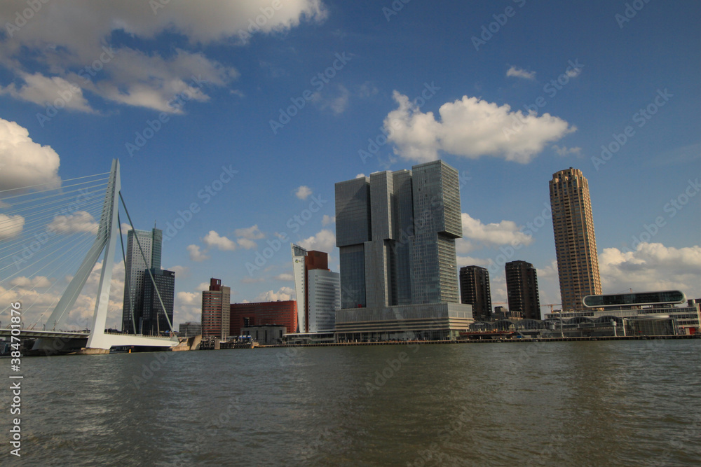 Fototapeta premium Boomtown Rotterdam; Moderne Skyline am Kop van Zuid mit Erasmusbrücke